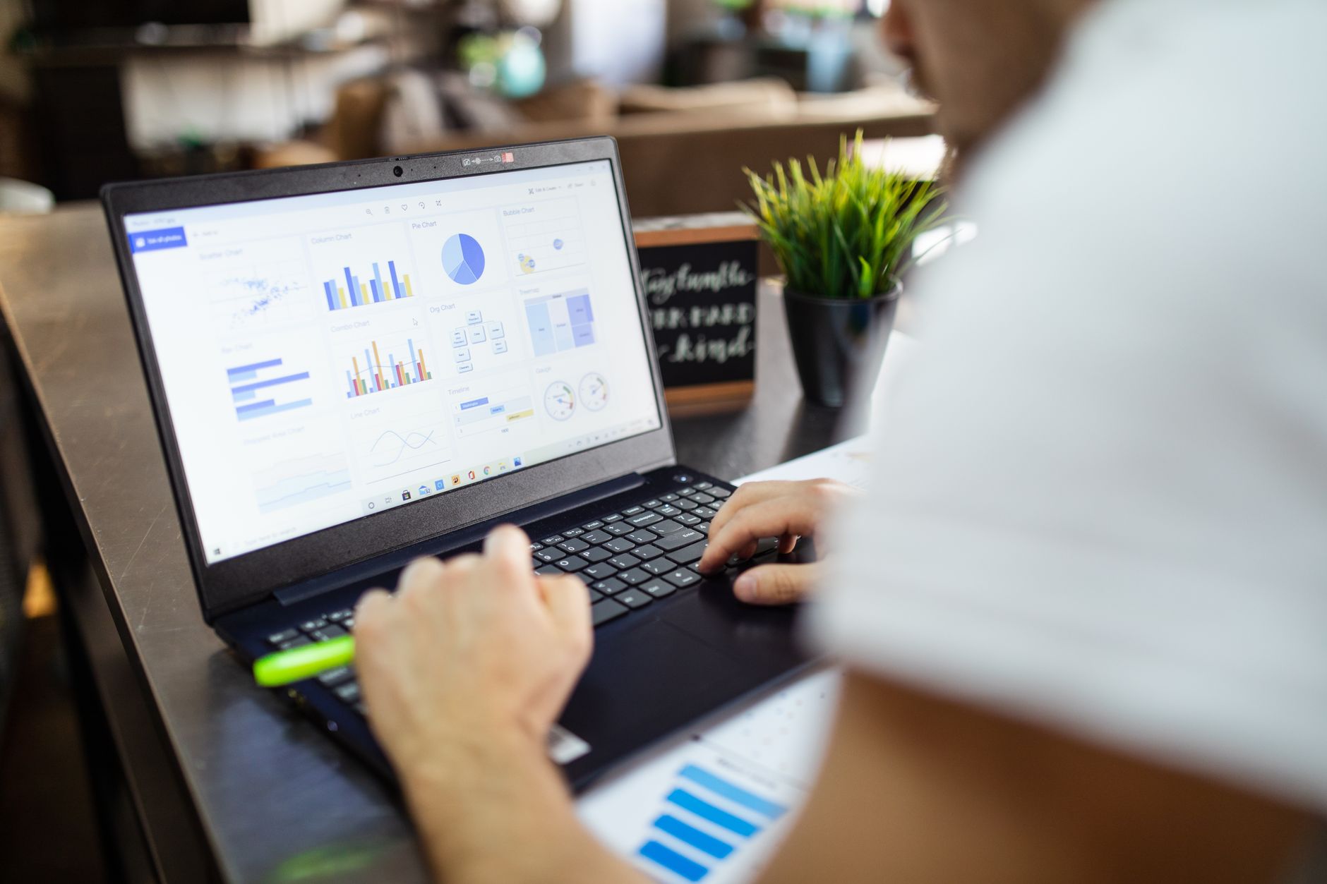 Laptop z wykresami SEO i koncepcją sztucznej inteligencji